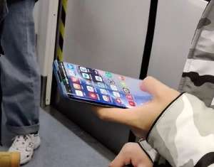 先睹為快，地鐵上疑似出現(xiàn)華為P40 Pro真機