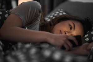 蘋果新專利曝光，喜歡躺著玩手機的人注意了！