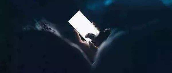 長時間黑暗環境玩手機會導致眼睛失明？來看看專家怎么說