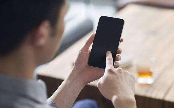 手機屏幕臟了怎么辦呢?如何清潔手機屏幕?